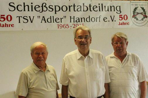 Heinz Börns, Heinz Voges und Heinz Evers
vor dem Jubiläumsbanner der Schießabteilung